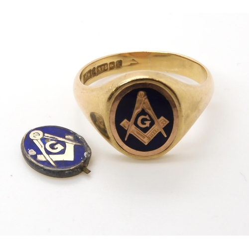 526 - A 9ct gold Masonic swivel signet ring, with enamelled symbol one side monogramed the other, size W, ... 