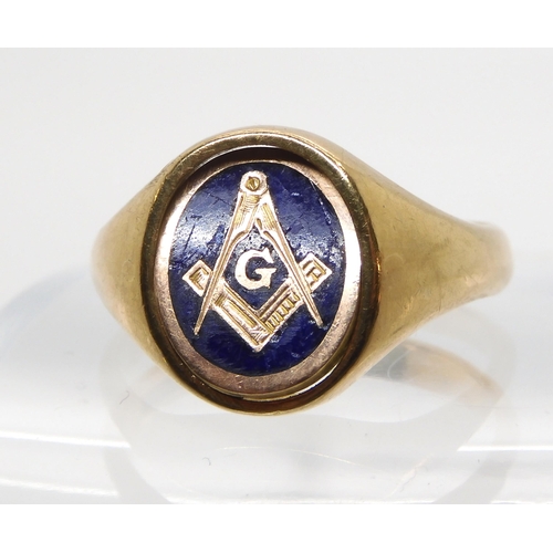 526 - A 9ct gold Masonic swivel signet ring, with enamelled symbol one side monogramed the other, size W, ... 