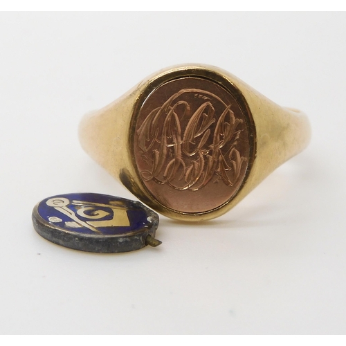 526 - A 9ct gold Masonic swivel signet ring, with enamelled symbol one side monogramed the other, size W, ... 