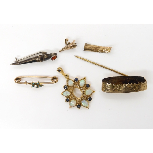 529 - A collection of yellow metal items to include a turquoise and pearl ivy leaf brooch, an opal and sap... 