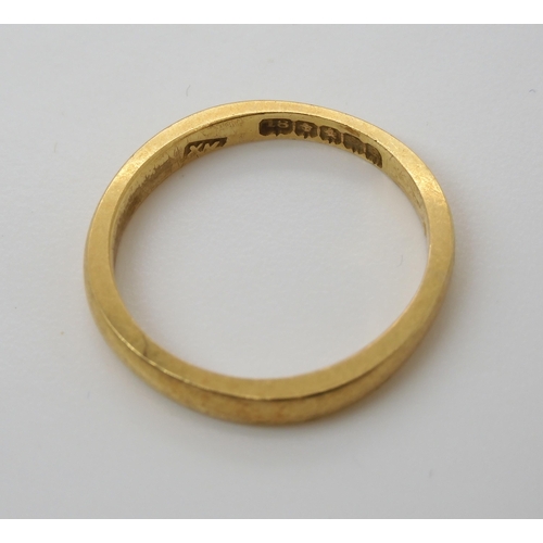 565 - An 18ct gold Glasgow hallmarked wedding band dated 1923, size N, weight 3.3gms