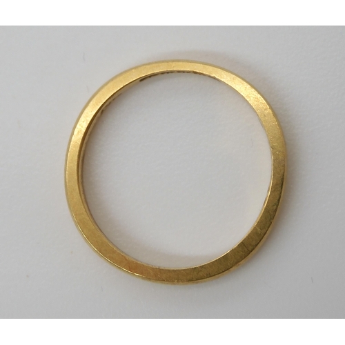 565 - An 18ct gold Glasgow hallmarked wedding band dated 1923, size N, weight 3.3gms