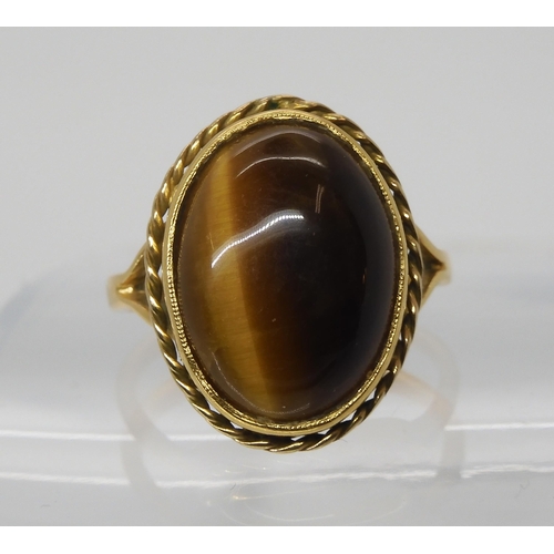 567 - A 9ct gold ring set with tiger's eye, size S1/2, weight 7.5gms