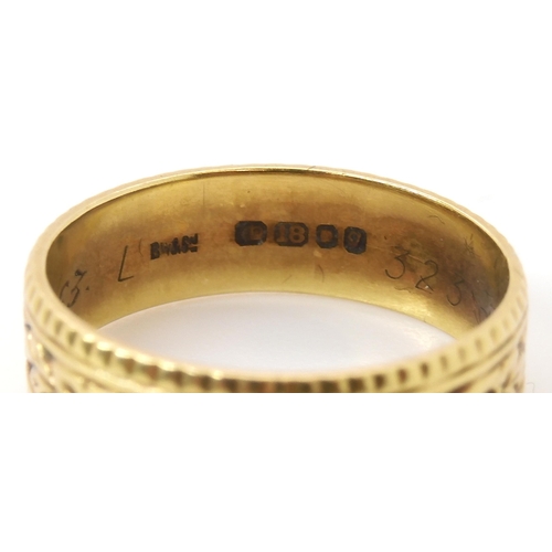 572 - An 18ct gold flower engraved wedding ring size O, weight 4gms