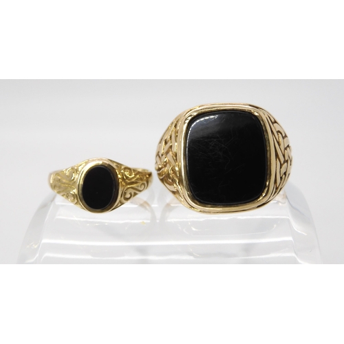 603 - A 9ct gold gents onyx ring with knotwork shoulders, size Z, and a smaller example size O1/2, weight ... 