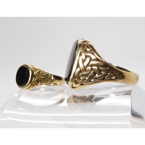 603 - A 9ct gold gents onyx ring with knotwork shoulders, size Z, and a smaller example size O1/2, weight ... 