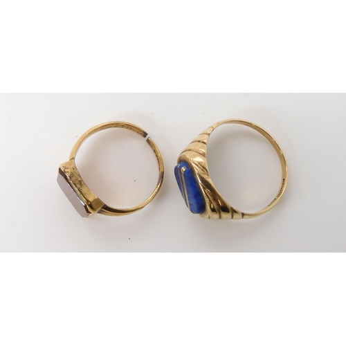 605 - A 9ct gold lapis lazuli signet ring, size U, together with a carnelian example (af) weight combined ... 