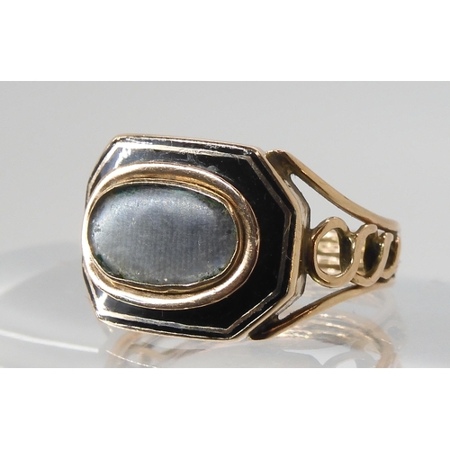 628 - A yellow metal and enamel mourning ring with glazed panel, finger size O1/2, weight 3.2gms