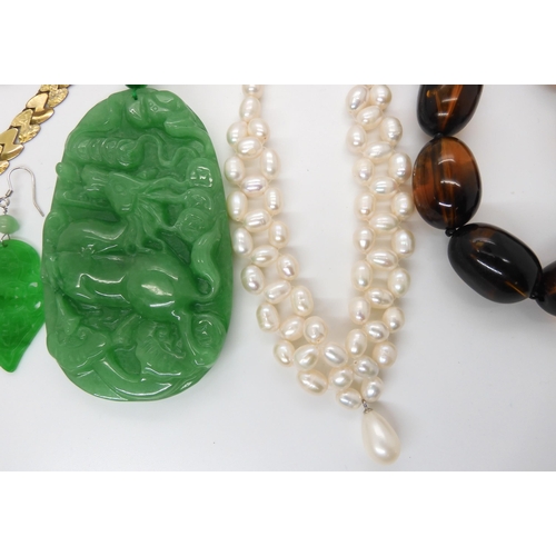 650 - Chinese green hardstone pendant and earrings, cultured pearls and other items in a mother of pearl b... 