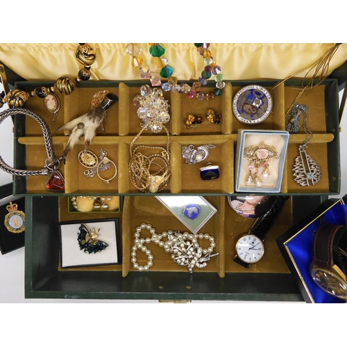 676 - A collection of vintage costume jewellery to include a retro blue gem pendant, beads and an Accurist... 