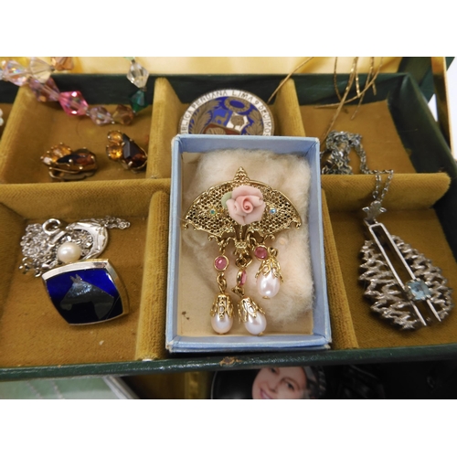 676 - A collection of vintage costume jewellery to include a retro blue gem pendant, beads and an Accurist... 