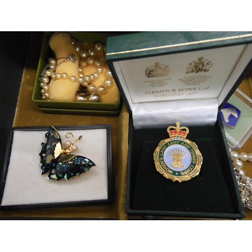 676 - A collection of vintage costume jewellery to include a retro blue gem pendant, beads and an Accurist... 