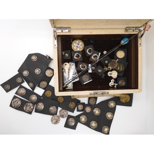 687 - A collection of buttons, to include silver examples by Spurrier & Co & Synyer & Beddoes