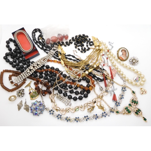 689 - A collection of vintage costume jewellery, to include beads, Deco items in the style of Jakob Bengel... 