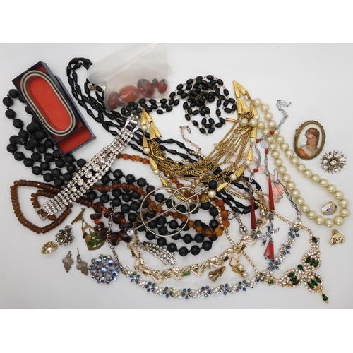 689 - A collection of vintage costume jewellery, to include beads, Deco items in the style of Jakob Bengel... 