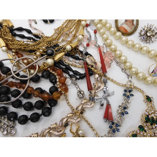 689 - A collection of vintage costume jewellery, to include beads, Deco items in the style of Jakob Bengel... 