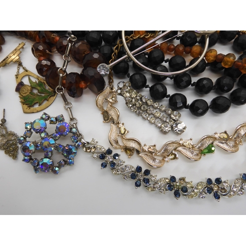 689 - A collection of vintage costume jewellery, to include beads, Deco items in the style of Jakob Bengel... 