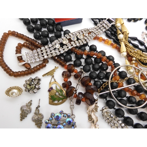 689 - A collection of vintage costume jewellery, to include beads, Deco items in the style of Jakob Bengel... 