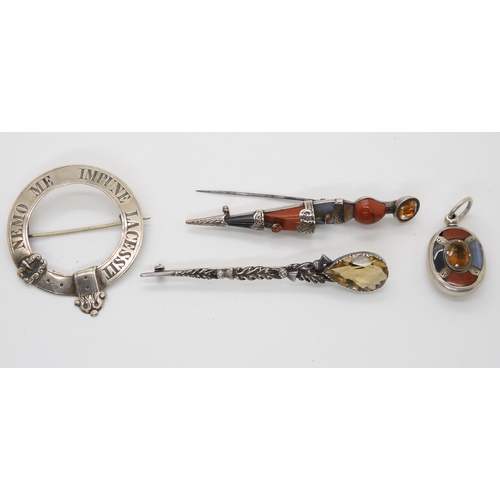 698 - A collection of Scottish themed brooches, to include agate inlaid items, a citrine topped kilt pin e... 