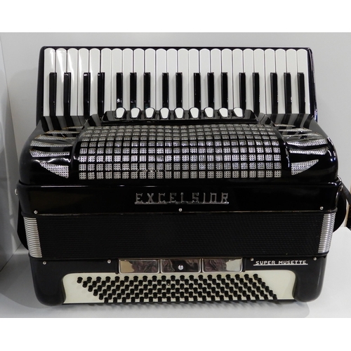 520 - An Excelsior Musette 41 key 120 bass piano accordion model 320 with original case