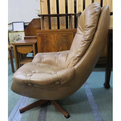 120 - A mid 20th century Schreiber swivel egg chair upholstered in tan buttoned vinyl, 97cm high x 87cm wi... 