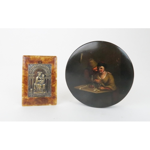 553 - A PAPIER MACHE CIRCULAR SNUFF BOX the lid decorated with a courting couple in a tavern, 10cm diamete... 