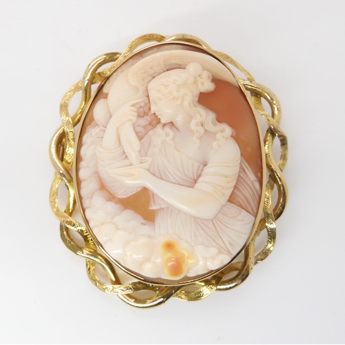 710 - A LARGE CLASSICAL THEMED SHELL CAMEO IN A YELLOW METAL BROOCH/PENDANT MOUNT depicting Hera and Zeus ... 