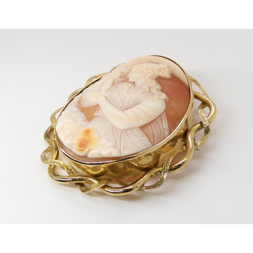 710 - A LARGE CLASSICAL THEMED SHELL CAMEO IN A YELLOW METAL BROOCH/PENDANT MOUNT depicting Hera and Zeus ... 