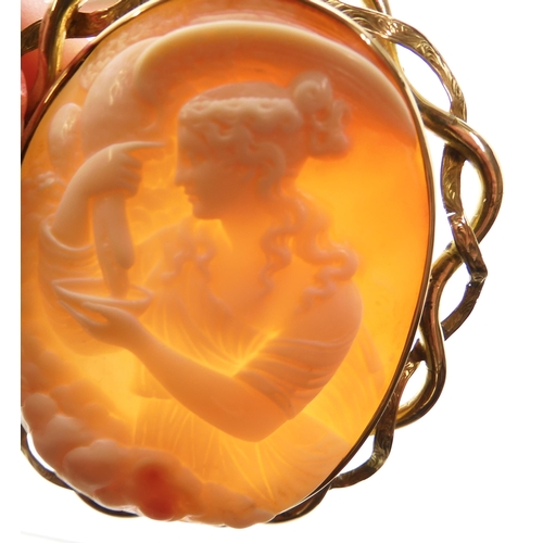 710 - A LARGE CLASSICAL THEMED SHELL CAMEO IN A YELLOW METAL BROOCH/PENDANT MOUNT depicting Hera and Zeus ... 