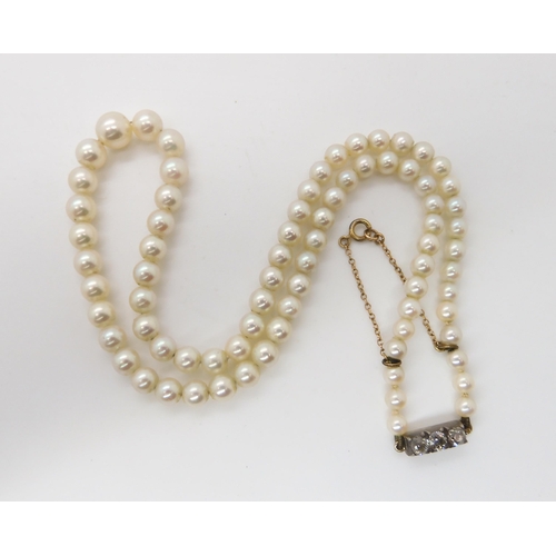 711 - A GOOD QUALITY STRING OF PEARLS WITH AN OLD CUT DIAMOND CLASP the three old cuts are estimated appro... 