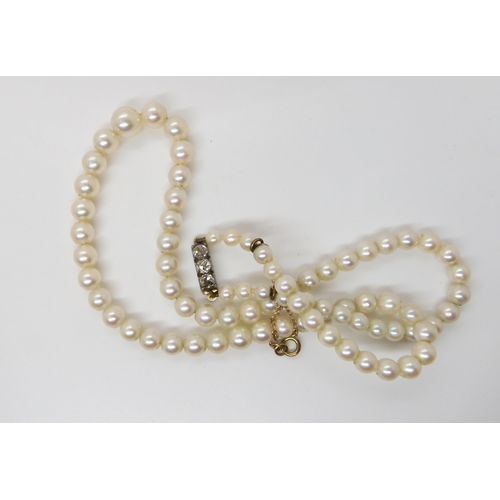 711 - A GOOD QUALITY STRING OF PEARLS WITH AN OLD CUT DIAMOND CLASP the three old cuts are estimated appro... 