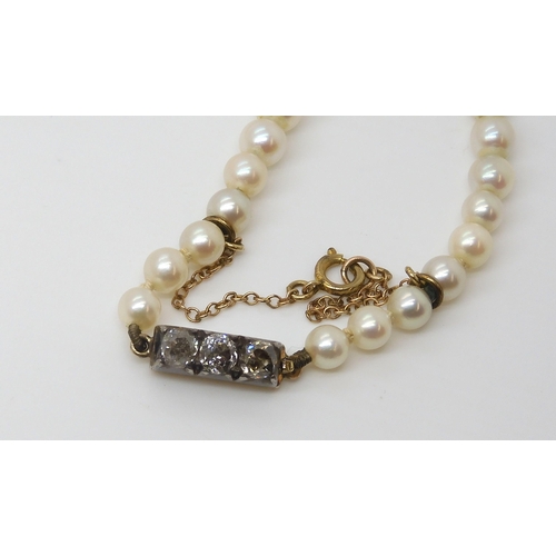 711 - A GOOD QUALITY STRING OF PEARLS WITH AN OLD CUT DIAMOND CLASP the three old cuts are estimated appro... 