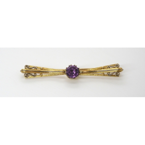 718 - AN 18CT GOLD TWO COLOUR GOLD BROOCH craftsman made and set with a colour change faux amethyst. Lengt... 