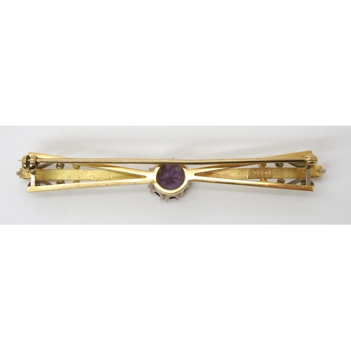 718 - AN 18CT GOLD TWO COLOUR GOLD BROOCH craftsman made and set with a colour change faux amethyst. Lengt... 