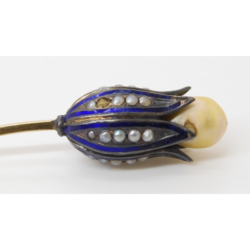 720 - THREE EARLY 20TH CENTURY JEWELS a 14k gold and enamel brooch by Krementz, length 4.4cm, weight 2.3gm... 