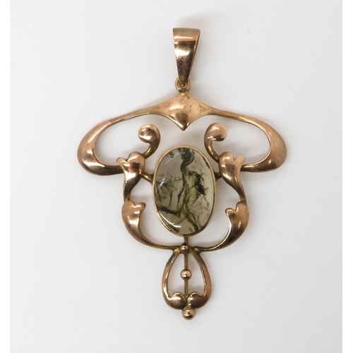 723 - AN UNUSUAL 9CT EDWARDIAN PENDANT SET WITH A MOSS AGATE moss agate approx 13mm x 9mm, length 4.7cm, w... 