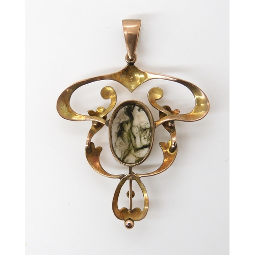 723 - AN UNUSUAL 9CT EDWARDIAN PENDANT SET WITH A MOSS AGATE moss agate approx 13mm x 9mm, length 4.7cm, w... 