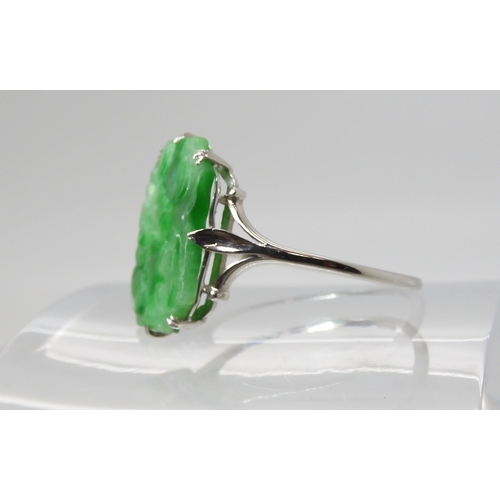 725 - AN 18CT WHITE GOLD CHINESE GREEN HARDSTONE RING the hardstone is pierced carved with fruit, measurin... 