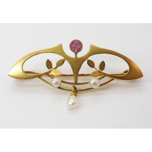 792 - AN ART NOUVEAU BROOCHwith foliate motifs and set with a pink tourmaline and pearls, stamped 9ct vers... 