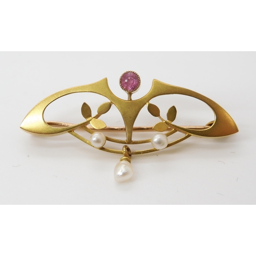 792 - AN ART NOUVEAU BROOCHwith foliate motifs and set with a pink tourmaline and pearls, stamped 9ct vers... 