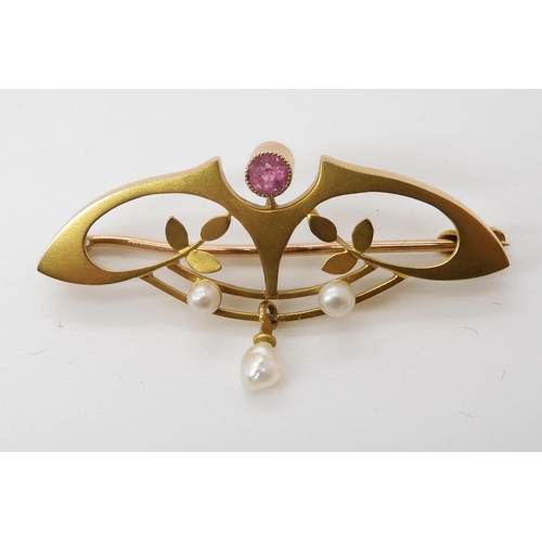 792 - AN ART NOUVEAU BROOCHwith foliate motifs and set with a pink tourmaline and pearls, stamped 9ct vers... 