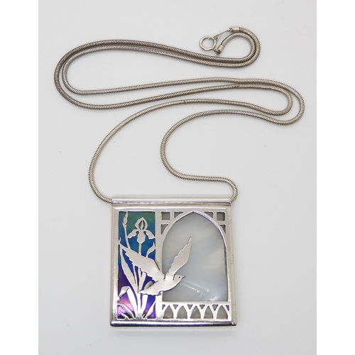 798 - A SILVER AND GLASS BIRD PENDANTby Shawn and Ann Lester of Lightwing Jewellery, Vermont. Pendant 4.2c... 