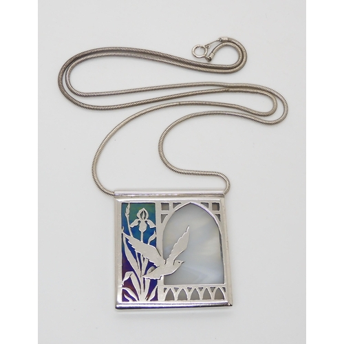 798 - A SILVER AND GLASS BIRD PENDANTby Shawn and Ann Lester of Lightwing Jewellery, Vermont. Pendant 4.2c... 