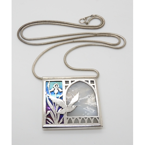 798 - A SILVER AND GLASS BIRD PENDANTby Shawn and Ann Lester of Lightwing Jewellery, Vermont. Pendant 4.2c... 