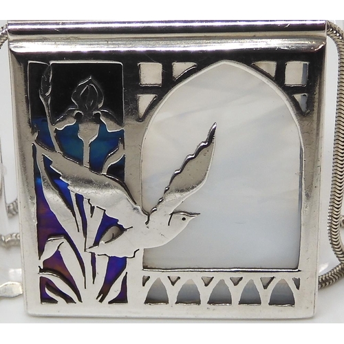 798 - A SILVER AND GLASS BIRD PENDANTby Shawn and Ann Lester of Lightwing Jewellery, Vermont. Pendant 4.2c... 