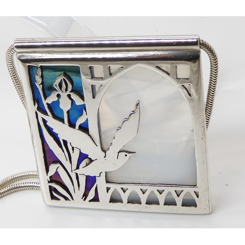 798 - A SILVER AND GLASS BIRD PENDANTby Shawn and Ann Lester of Lightwing Jewellery, Vermont. Pendant 4.2c... 