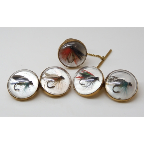 800 - A PAIR OF 9CT FISHING FLY CUFFLINKS & TIE STUDeach mounted on a mother of pearl disc and protect... 