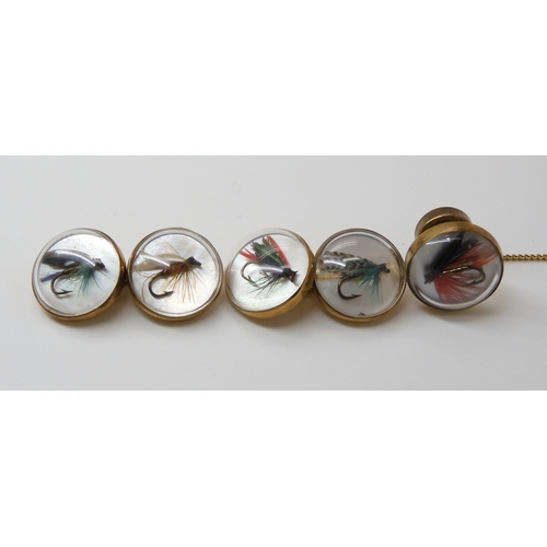 800 - A PAIR OF 9CT FISHING FLY CUFFLINKS & TIE STUDeach mounted on a mother of pearl disc and protect... 