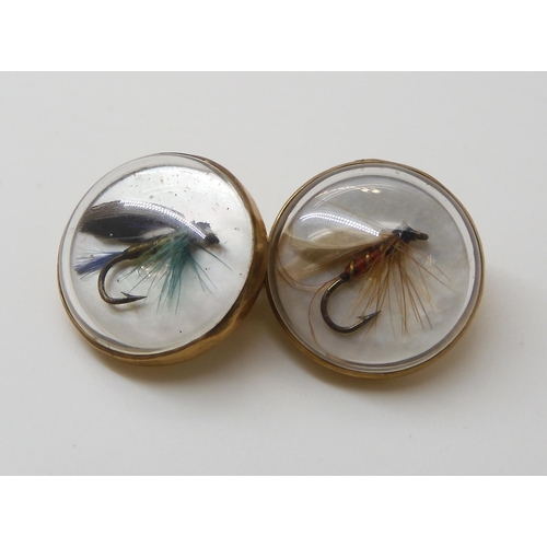 800 - A PAIR OF 9CT FISHING FLY CUFFLINKS & TIE STUDeach mounted on a mother of pearl disc and protect... 