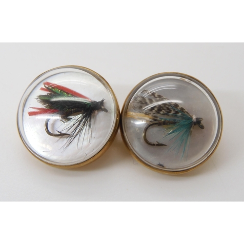 800 - A PAIR OF 9CT FISHING FLY CUFFLINKS & TIE STUDeach mounted on a mother of pearl disc and protect... 